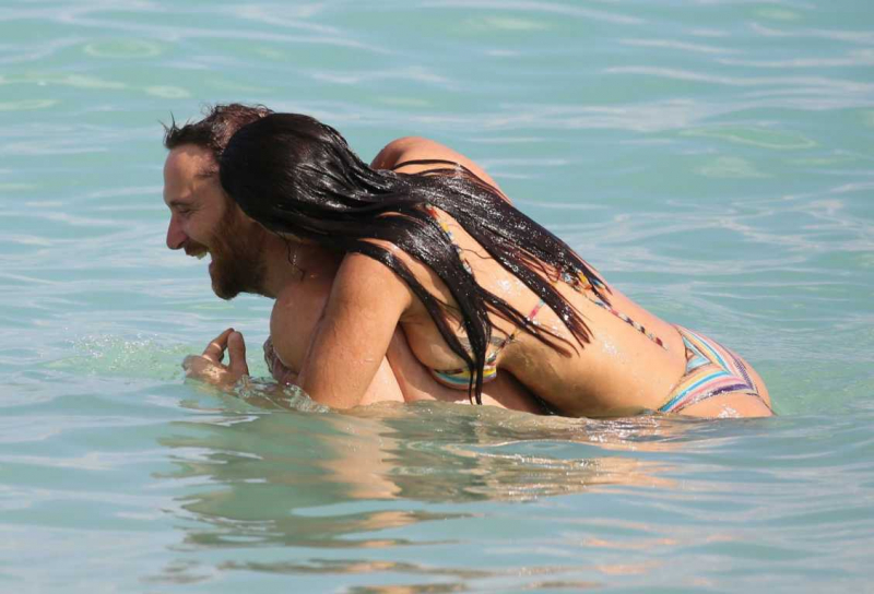 Jessica Ledon renkli bikiniyle Miami'de