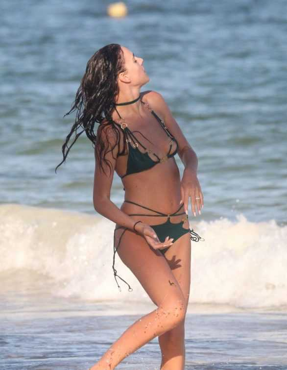 Eliza Cummings yeşil bikini ile Tulum'da