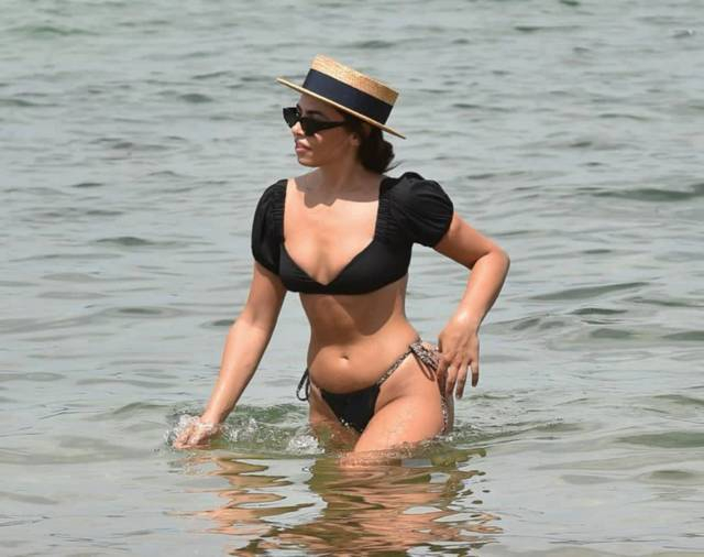 Francesca Allen siyah bikini ile Dubai plajında