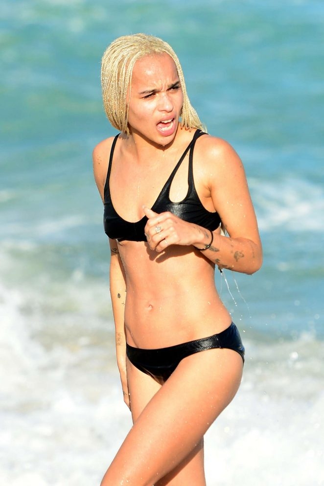 Zoe Kravitz Miami plajında