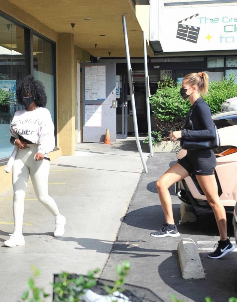Hailey Bieber tayt şort ile Los Angeles'ta