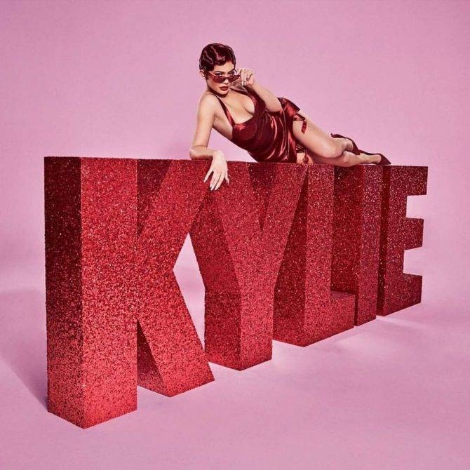 Kylie Jenner Kylie Cosmetics çekimlerinde
