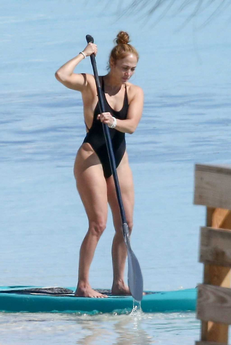 Jennifer Lopez siyah mayo ile Turks ve Caicos Adaları'nda