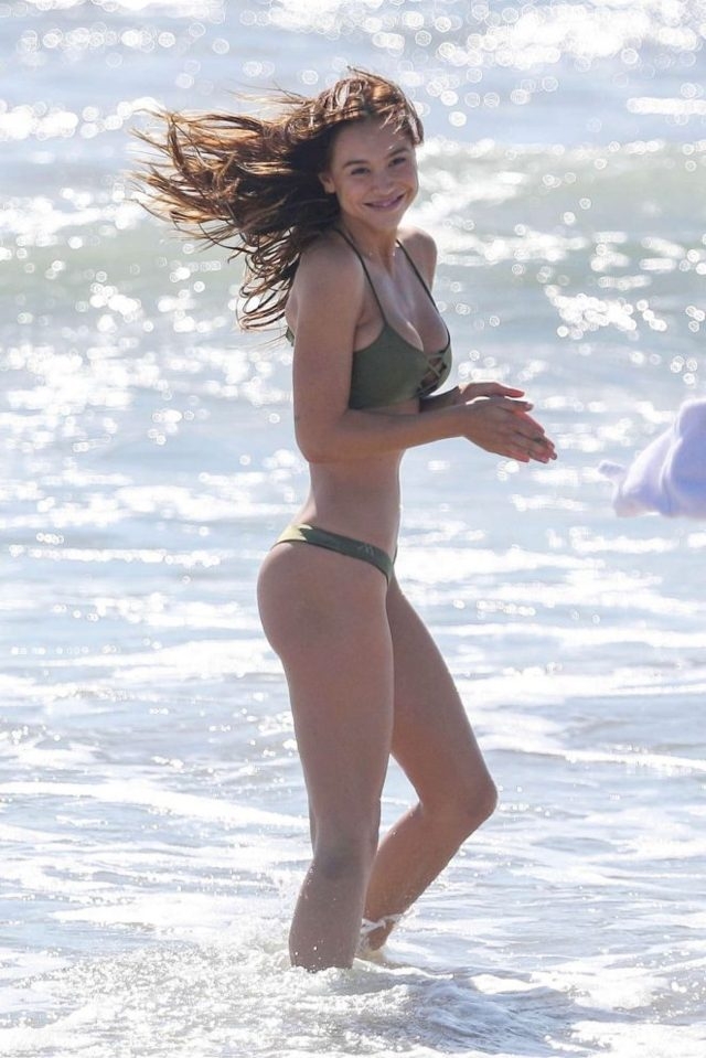Alexis Ren yeşil tanga bikiniyle  Santa Monica plajında