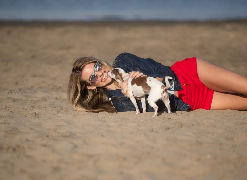 Rachel McCord köpekle sahilde