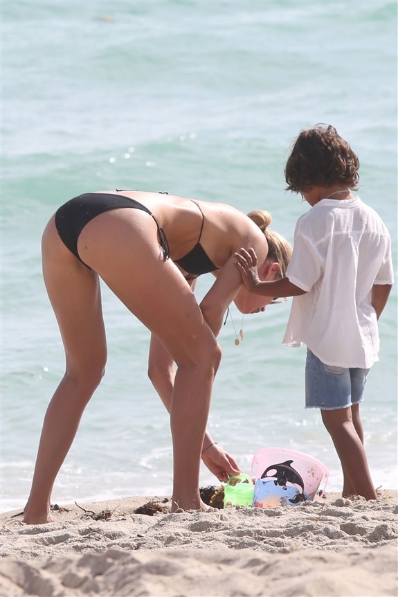Doutzen Kroes siyah bikiniyle sahilde
