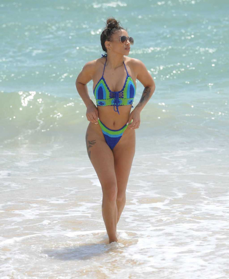 Kayleigh Morris bikiniyle Camber Sands plajında