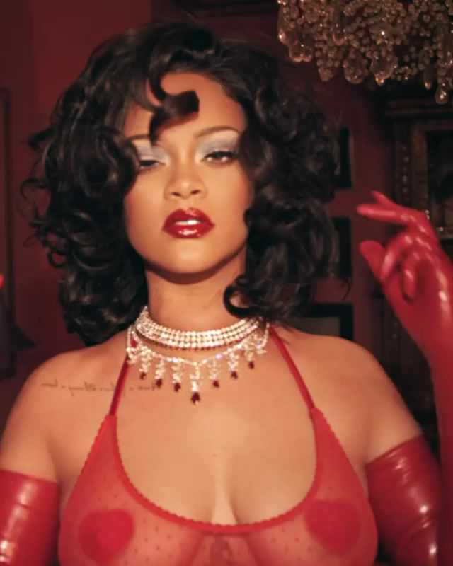 Rihanna kırmızı iç çamaşırı ile Savage X Fenty çekimlerinde