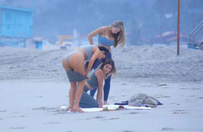 Kim Kardashian bikini ile Los Angeles plajında