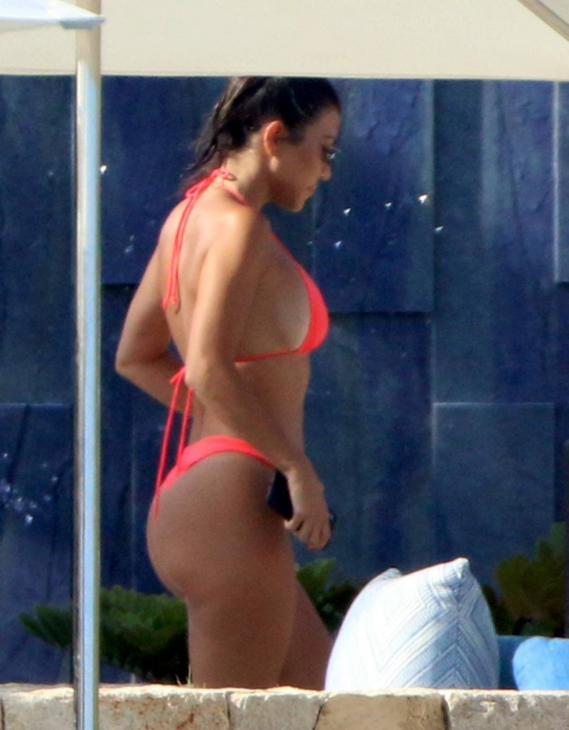 Kourtney Kardashian seksi bikinisiyle Los Angeles'ta