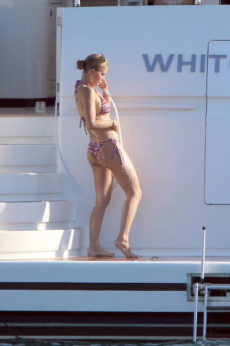 Victoria Swarovski bikiniyle Ibiza'da