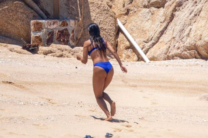 Eiza Gonzalez lacivert bikiniyle Meksika'da