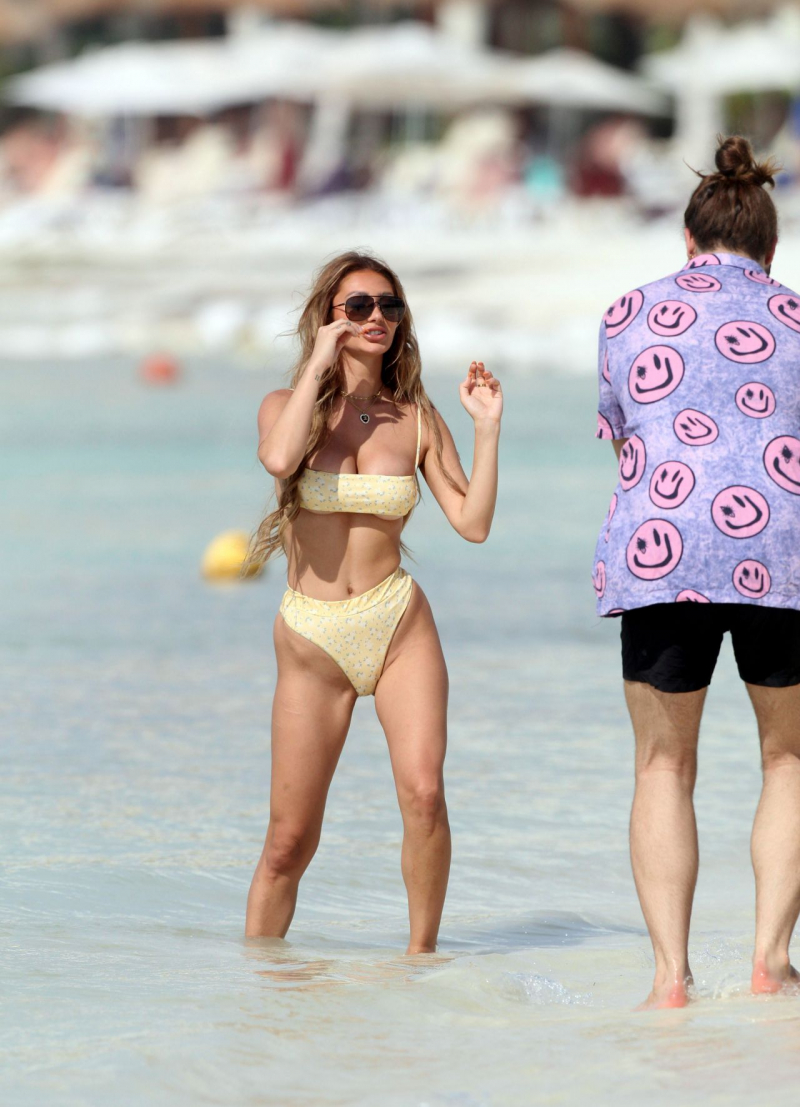 Francesca Farago bikini ile Meksika plajında