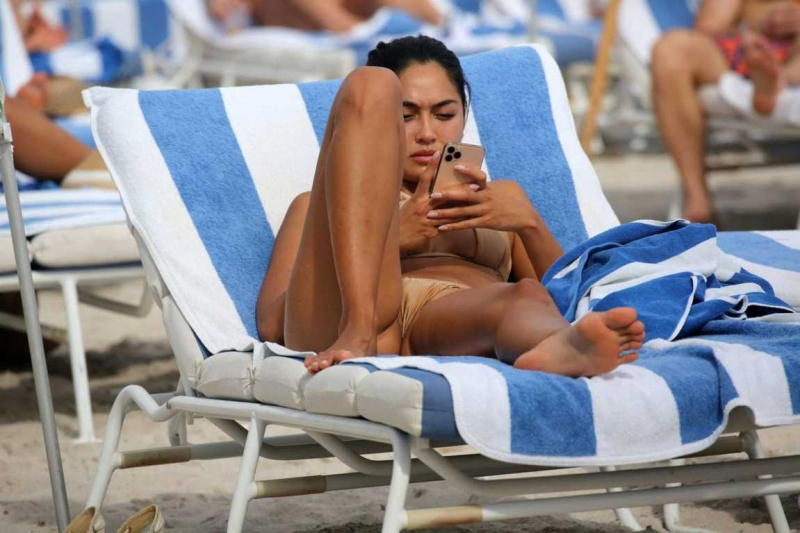Ambra Gutierrez kahverengi tanga bikini ile Miami plajında