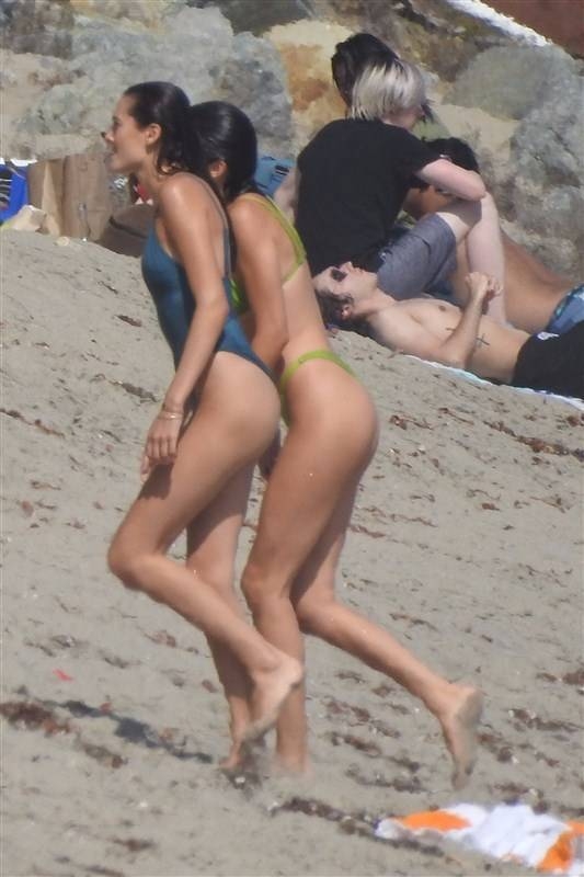 Kendall Jenner yeşil mayo ile Malibu'da