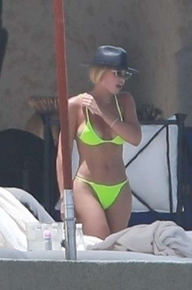 Sofia Richie yeşil bikinisiyle Mexico'da