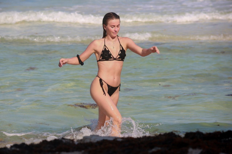 Julianne Hough bikini ve taytla plajda