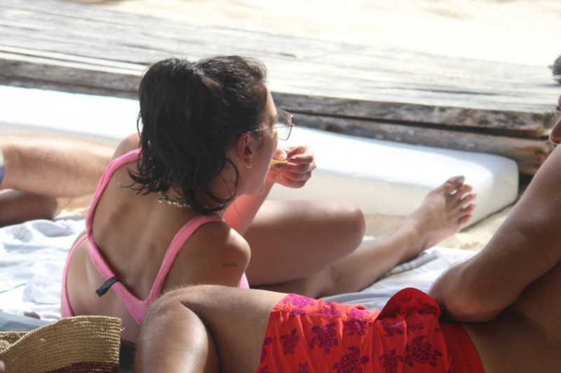 Dua Lipa pembe bikini ile Tulum'da