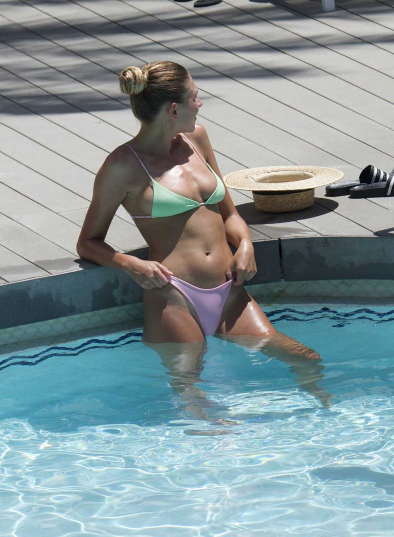 Zara McDermott bikiniyle Marbella'da