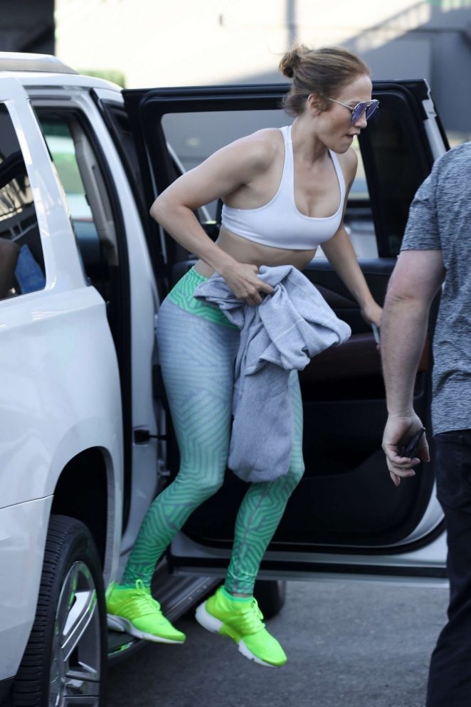 Jennifer Lopez sütyen ve taytla