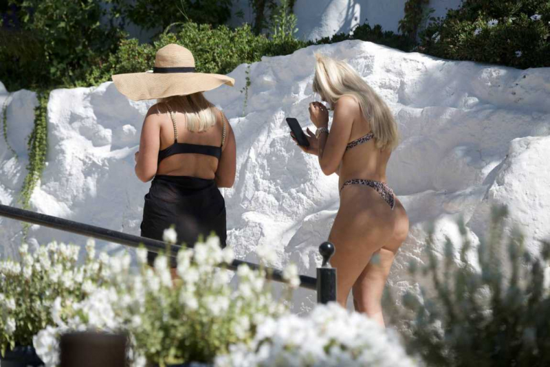 Chloe Ferry ve Bethan Kershaw bikini ile Marbella'da