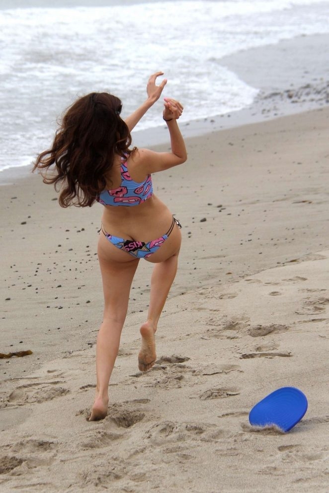 Blanca Blanco tanga bikiniyle deniz kenarında