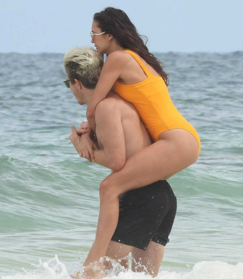Nina Dobrev turuncu bikini ile Tulum plajında