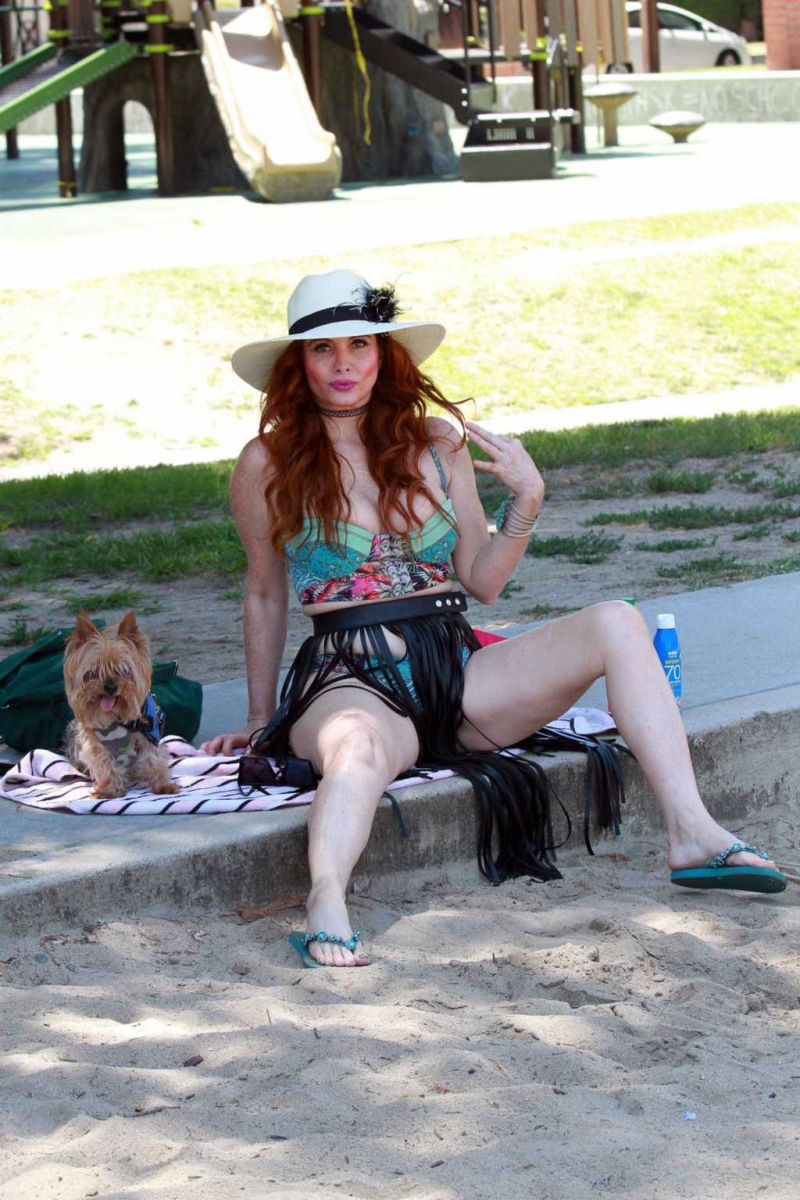 Phoebe Price bikini ile Los Angeles Park'ta