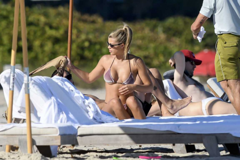 Sofia Richie bikini ile Miami plajında