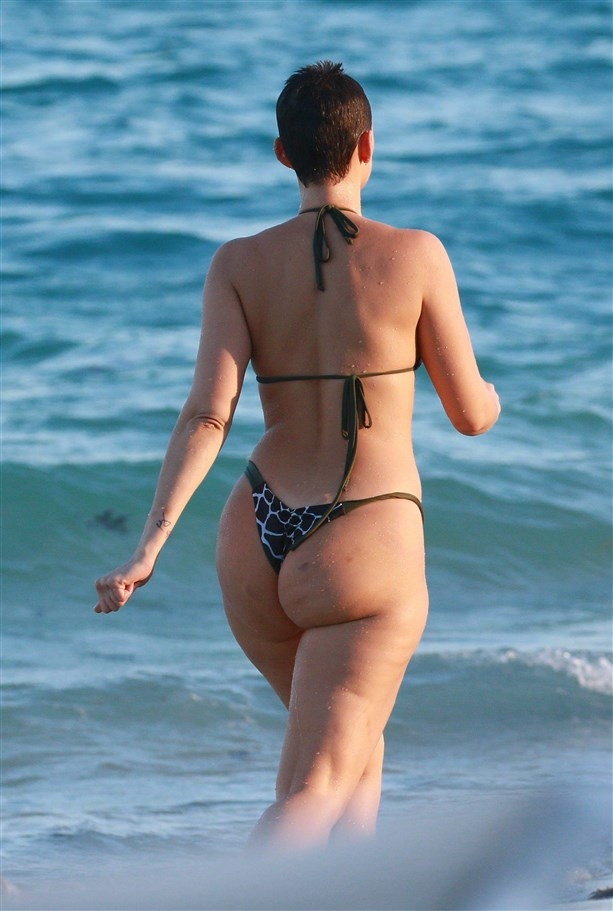 Julieanna Goddard bikini ile denizde