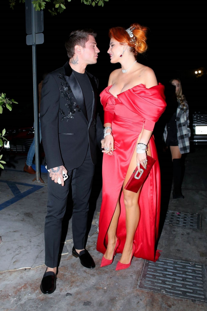 Bella Thorne yırtmaçlı kırmızı elbise ile partide