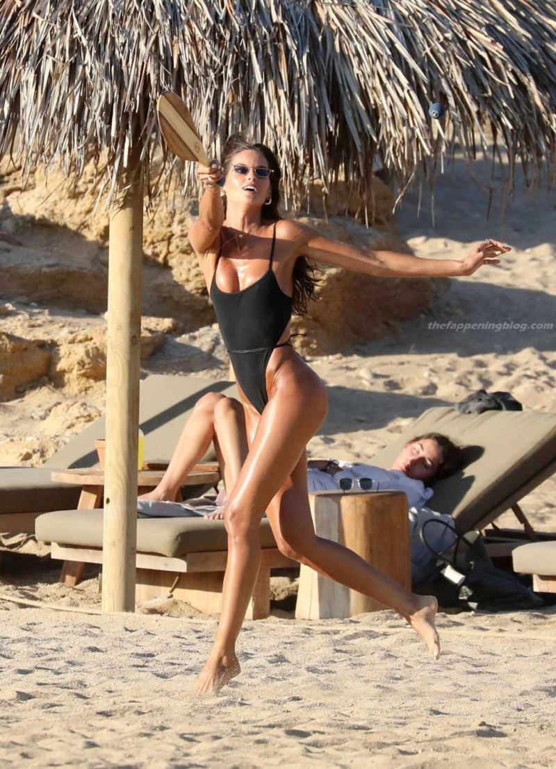 Izabel Goulart siyah bikini ile Yunanistan'da