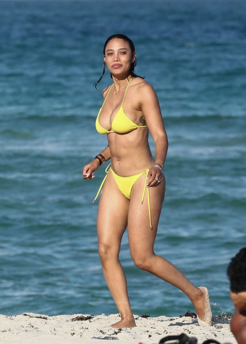 Jessica Ledon sarı bikiniyle Miami plajında