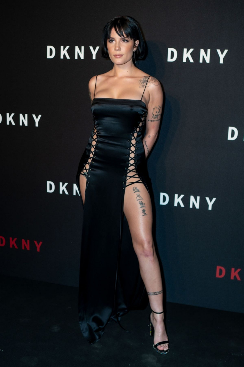 Halsey siyah elbise ile DKNY etkinliğinde