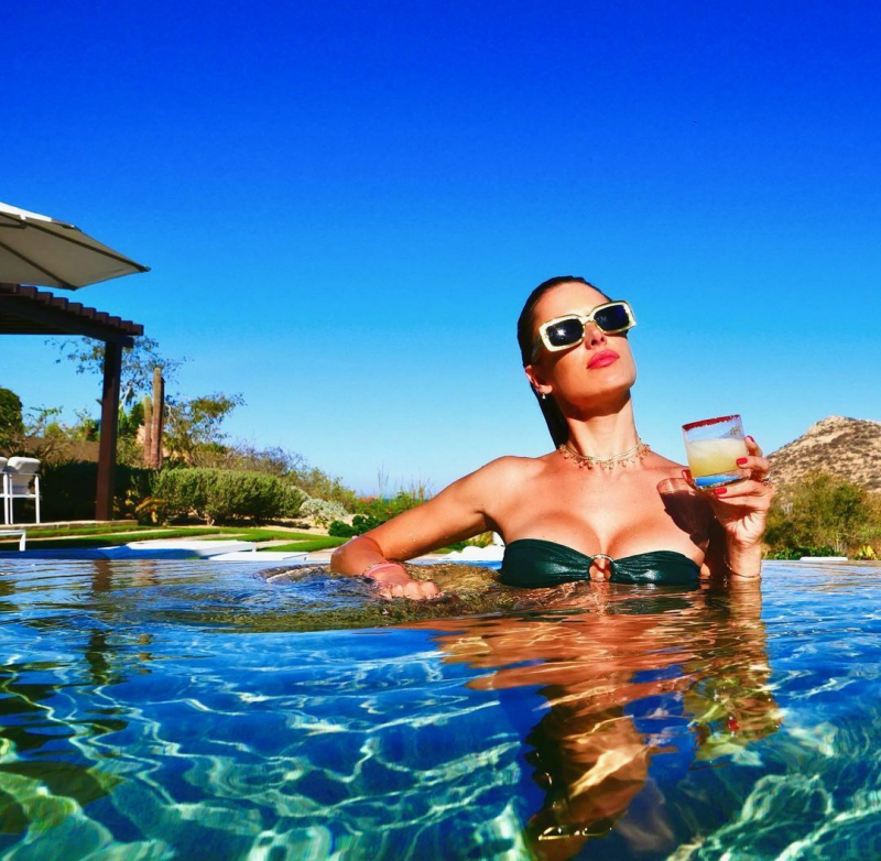 Alessandra Ambrosio siyah bikini ile havuzda