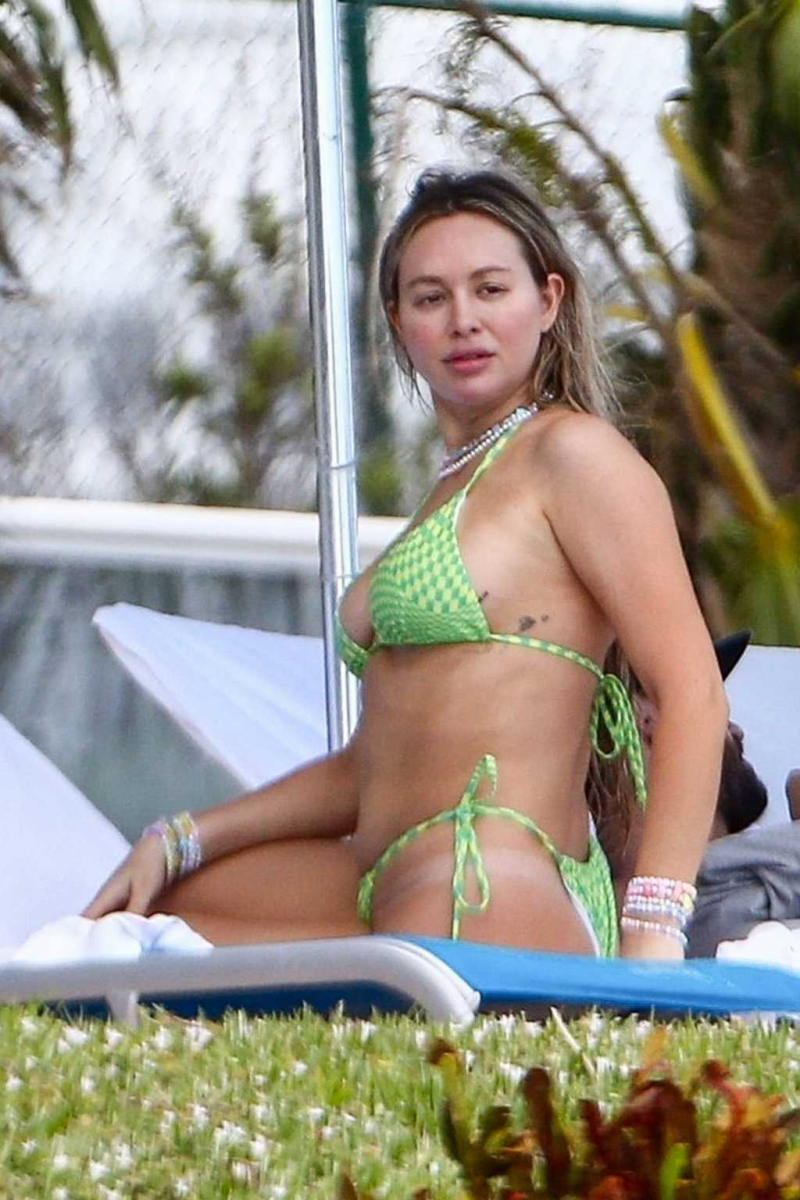 Corinne Olympios bikini ile Miami plajında