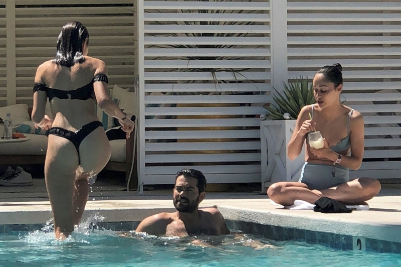 Olivia Culpo siyah tanga bikini ile havuzda