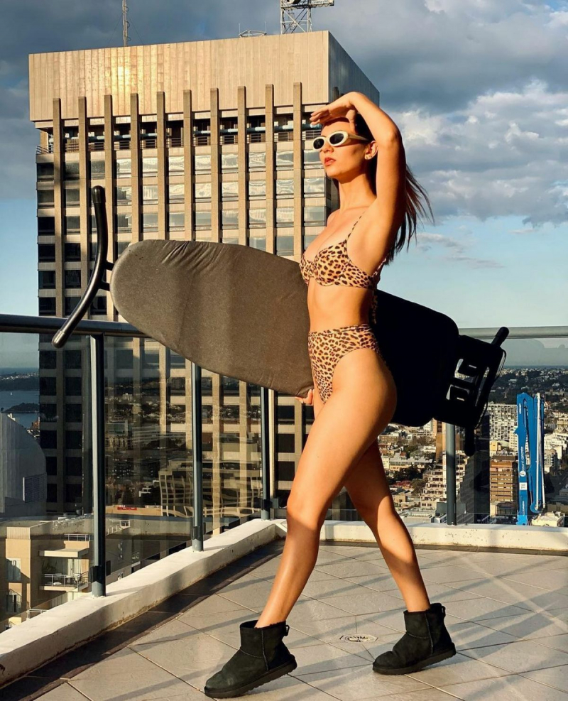 Victoria Justice leopar desenli bikiniyle