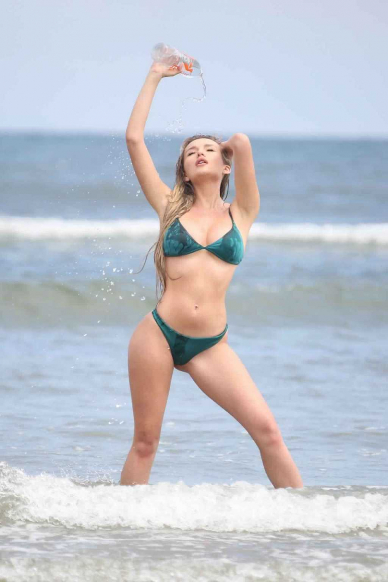 Trista Mikail yeşil bikiniyle 138 Water çekimlerinde