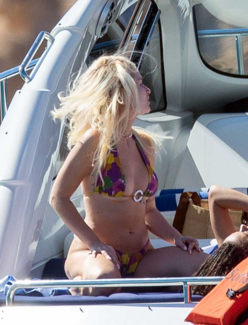 Lottie Moss renkli bikini ile Cabo San Lucas'da botta