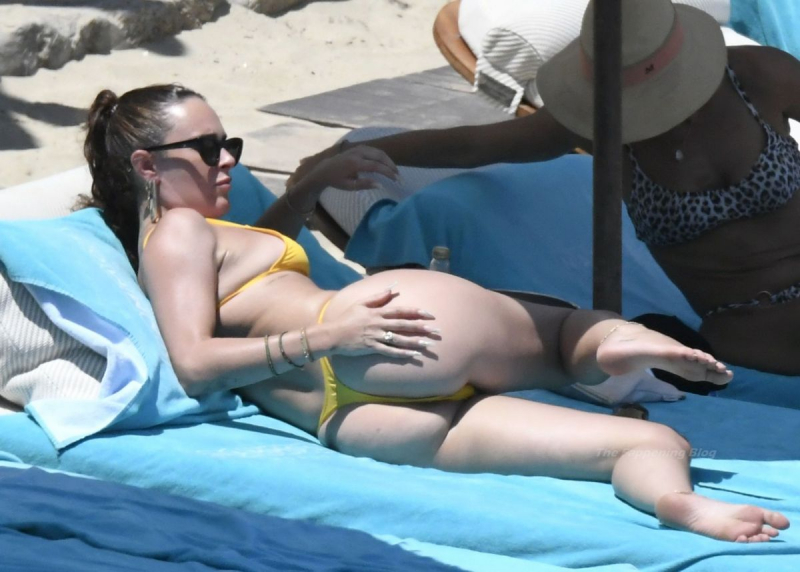 Rumer Willis ve Demi Moore bikini ile Mykonos plajında