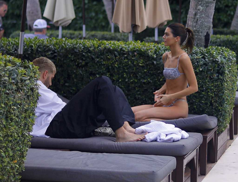 Kendall Jenner bikini ile hotelde