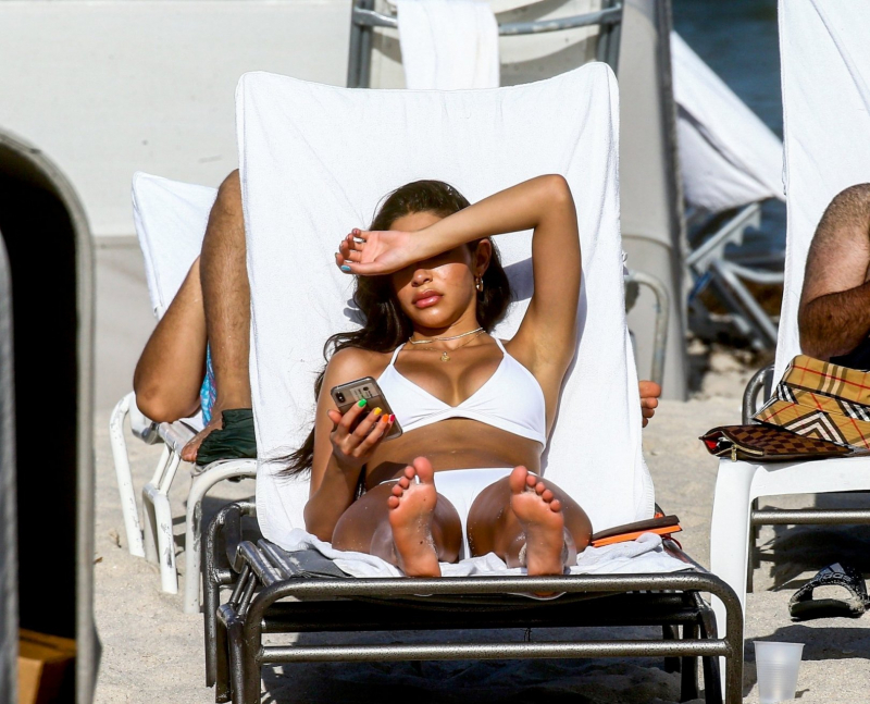 Chantel Jeffries beyaz tanga bikini ile plajda