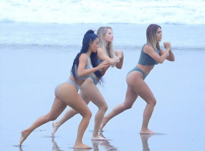 Kim Kardashian bikini ile Los Angeles plajında