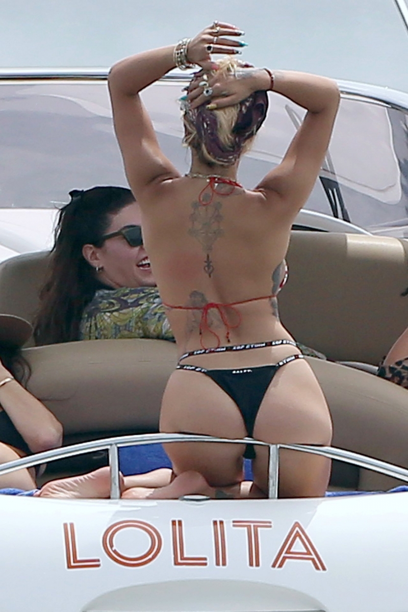 Rita Ora tanga bikini ile teknede