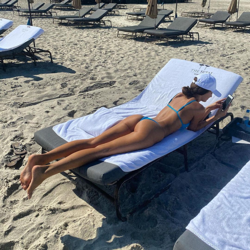 Debbie St Pierre beyaz bikini ile Miami plajında