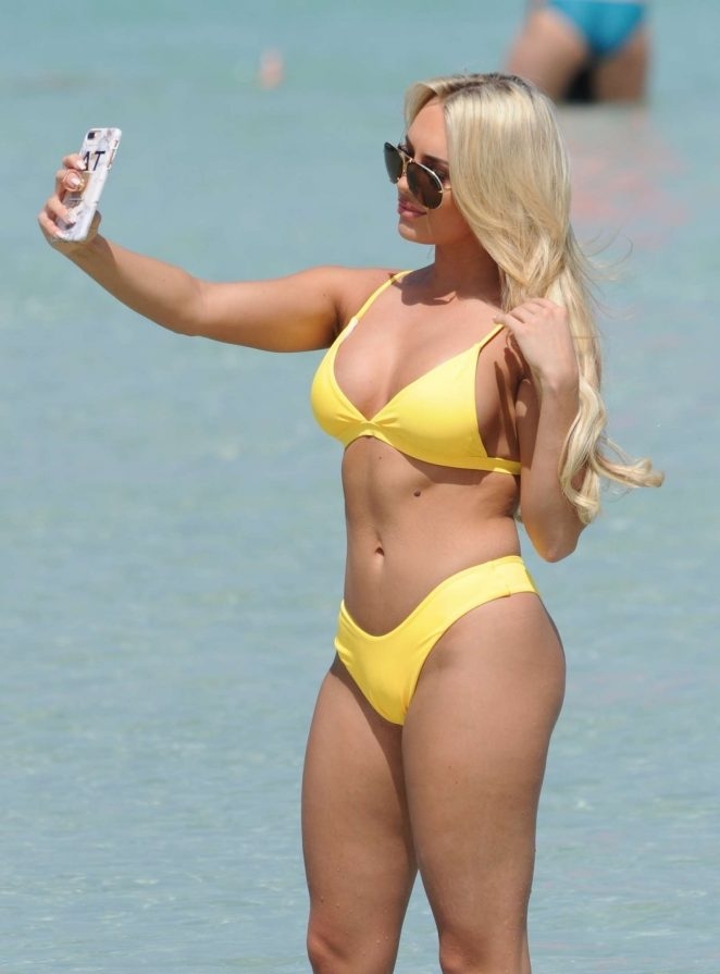Amber Turner sarı bikiniyle