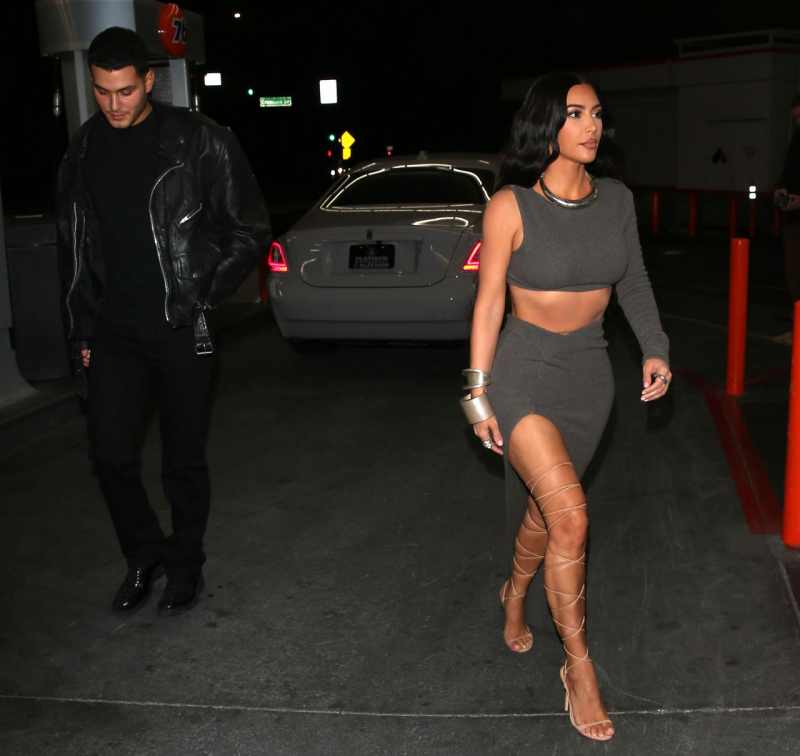 Kim Kardashian yırtmaçlı elbise ile Beverly Hills'te