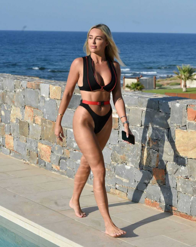 Amber Turner tanga bikini ile Girit Adası'nda