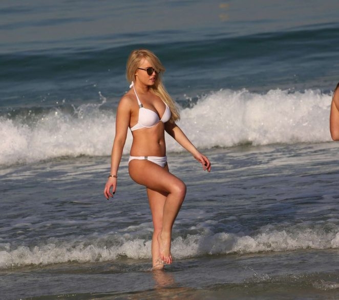 Jorgie Porter beyaz bikiniyle plajda